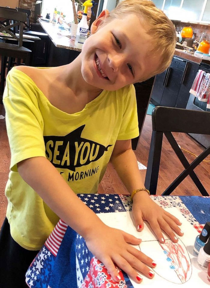 Dad Gets Applauded Online For Standing Up For His Son Who Got Bullied For Wearing Nail Polish Dad Gets Applauded Online For Standing Up For His Son Who Got Bullied For Wearing Nail Polish