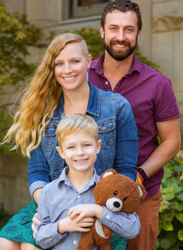 Dad Gets Applauded Online For Standing Up For His Son Who Got Bullied For Wearing Nail Polish Dad Gets Applauded Online For Standing Up For His Son Who Got Bullied For Wearing Nail Polish