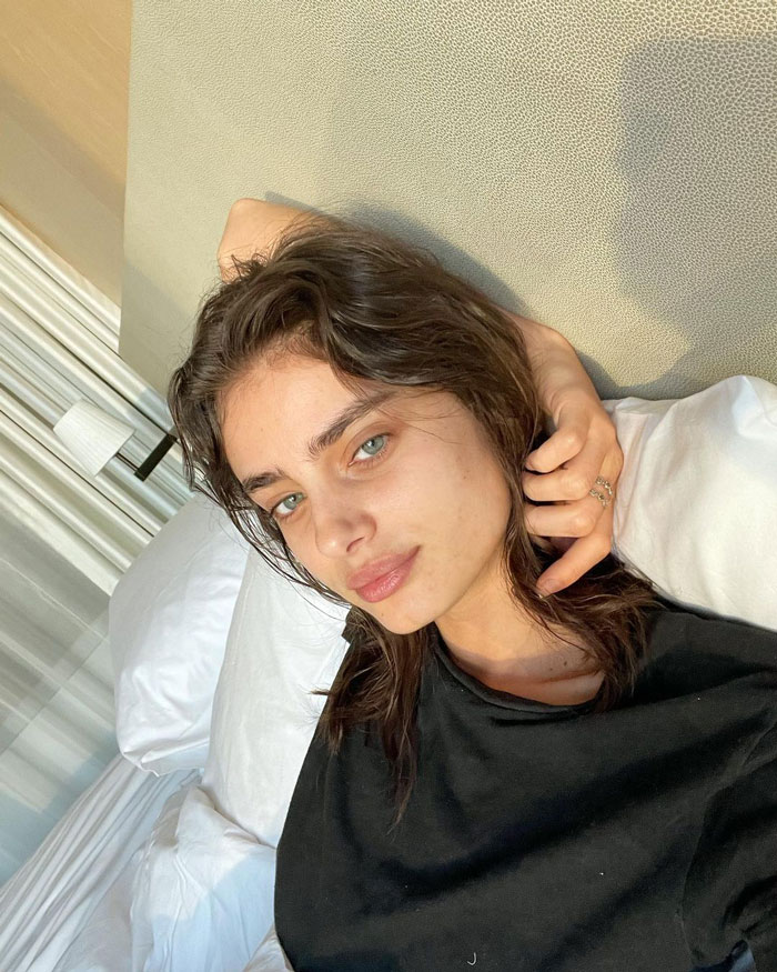 Taylor Hill Posted This Selfie In Morning Without Any Make Up On