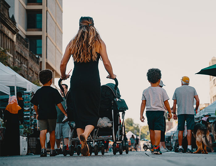 Mom Attempts To Lecture Her Kid By Using A Person With Dwarfism As A Threat, It Backfires When The Person Speaks Up Mom Attempts To Lecture Her Kid By Using A Person With Dwarfism As A Threat, It Backfires When The Person Speaks Up