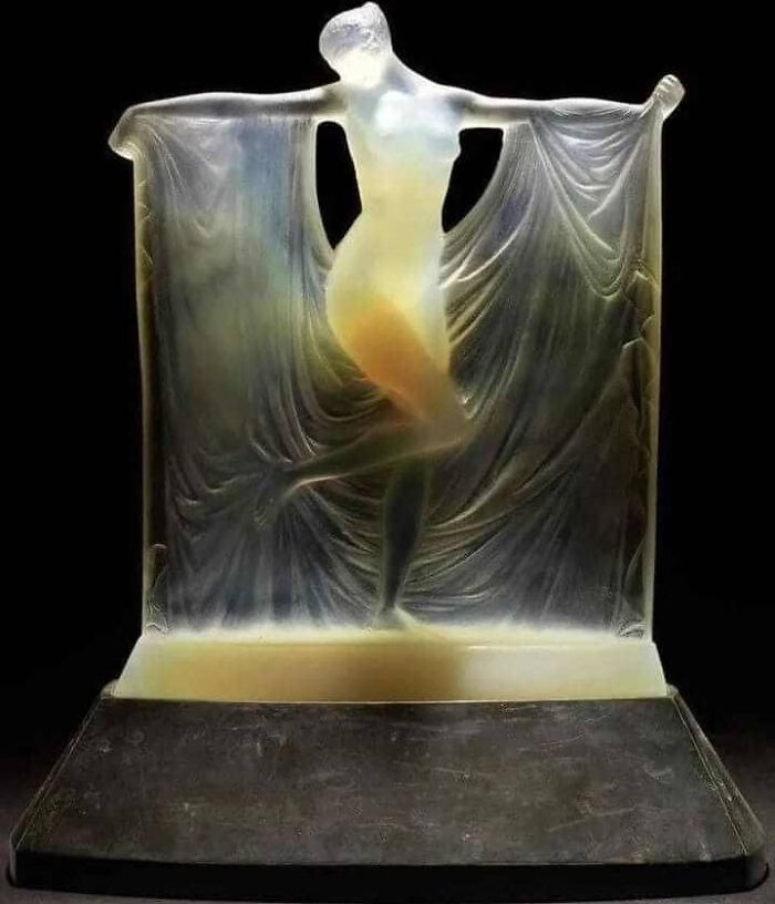 An Enchanting Glass Work By René Jules Lalique "Suzanne" 1925