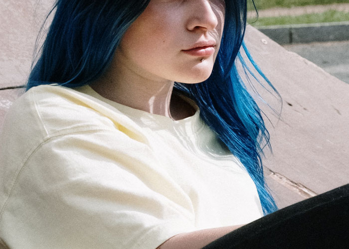 A woman who dyed her hair blue because she was disgusted by her boss who blamed her for her customer's hair