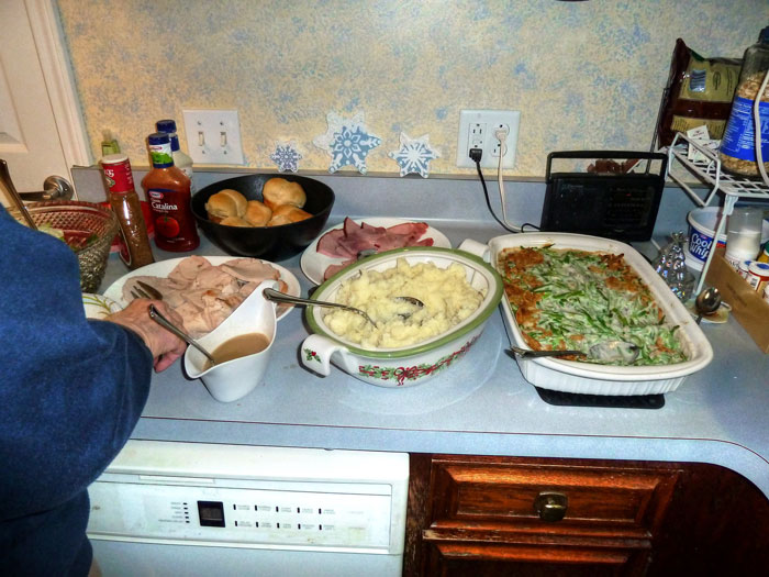 Money’s Tight, So This Guy Skips Throwing $600 On Cooking For 27 People And Potlucks It, Some Guests Get Offended Money’s Tight, So This Guy Skips Throwing $600 On Cooking For 27 People And Potlucks It, Some Guests Get Offended