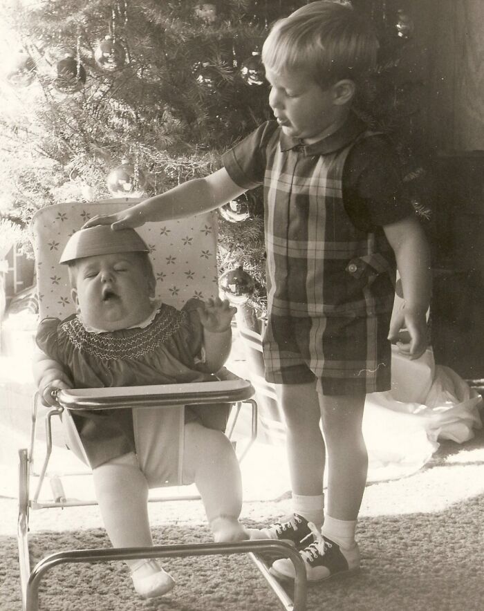 Estos somos mi hermano y yo en Navidad, 1965. Yo solamente tenía 6 meses y mi hermano obviamente pensaba que yo era molesto, si no repulsivo