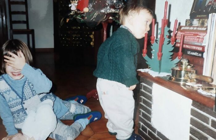 Yo tenía cinco años y mi hermano 18 meses y él pensaba que las velas eran algo interesante para comer