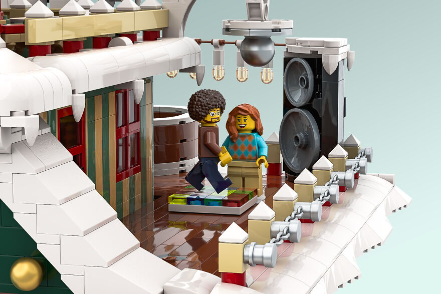 Christmas Is Coming, So I've Built A Kind Of Modular LEGO Christmas Tree