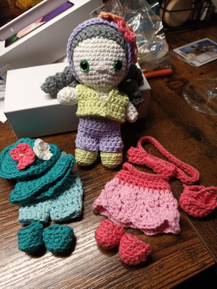 Als Ich Etwa Fünf Jahre Alt War, Hatten Meine Großeltern Alle Meine Stofftiere Auf Dem Sofa Aufgereiht. Meine Oma Hatte Das Ganze Jahr Gehäkelt Und Gestrickt Und Alle Hatten Neue Kleidung An. Die Ganze Arbeit Und Die Ideen, Die Meine Oma In Dieses Geschenk Gesteckt Hatte, Ist Für Mich Heute Noch Der Inbegriff Von Weihnachten: Liebe, Zeit Und Hingabe. Ich Werde Es Nie Vergessen. Das Bild Ist Übrigens Eine Gehäkelte Puppe, Die Ich Meiner Mutter Schenkte, Weil Sie Diese Dinge Einfach Liebt Und Ich Ihr Damit Eine Freude Machen Konnte