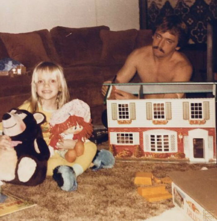 Mi padre y yo la mañana de Navidad de 1982. Mamá dijo que probablemente tenía resaca...