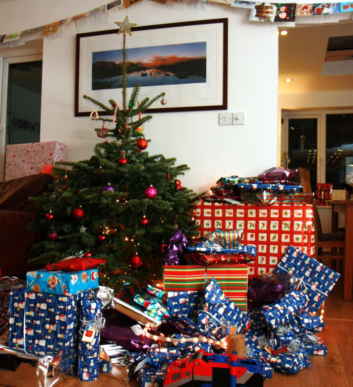 19 Y.O. Discovers Parents Got Gifts For His Sibling Despite Agreeing Not To Get Gifts For Anyone, Says He Won’t Come Home For Christmas 19 Y.O. Discovers Parents Got Gifts For His Sibling Despite Agreeing Not To Get Gifts For Anyone, Says He Won’t Come Home For Christmas