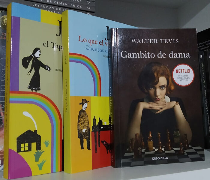 I Got Three Books. The First Were Written By An Uruguayan Author, The Other, As You Can See, It's The Queen's Gambit (In Spanish)