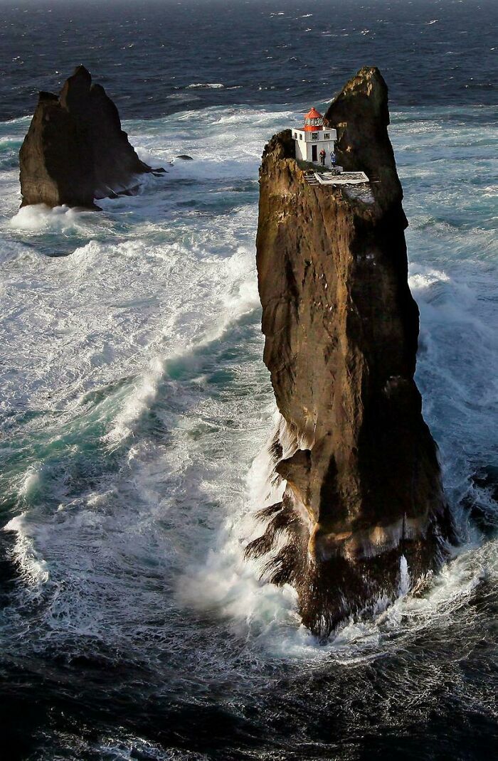 Faro en la costa de Islandia