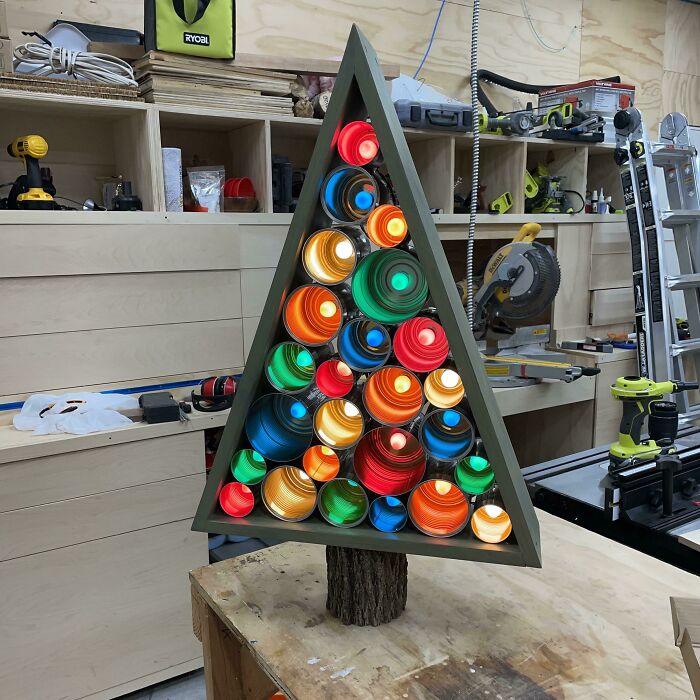 Esto es casi carpintería fina, pero acabo de hacer esta decoración festiva del árbol de latas con pino básico y una rama de árbol para el tronco. Me encanta cómo quedó
