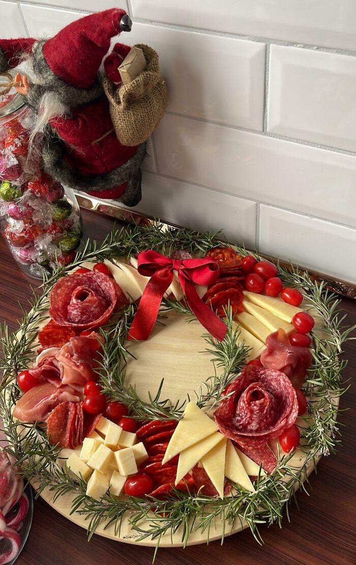 Home-Made Christmas-Wreath-Inspired Meat And Cheese Board