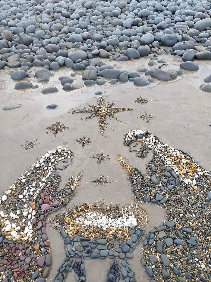 Amazing Christmas Art Using Stones On A Beach