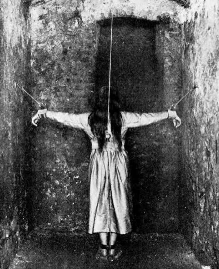 Una paciente siendo brutalmente inmovilizada en una institución mental de Francia, cerca de 1900