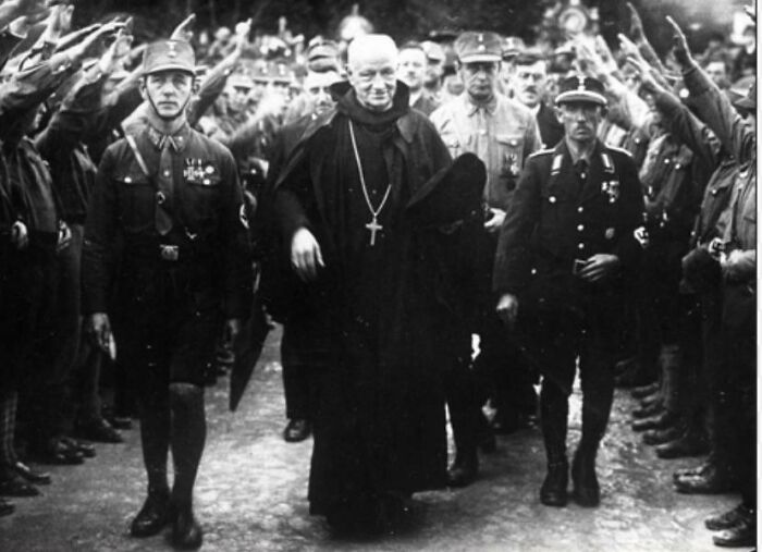 La iglesia católica junto al tercer Reich nazi