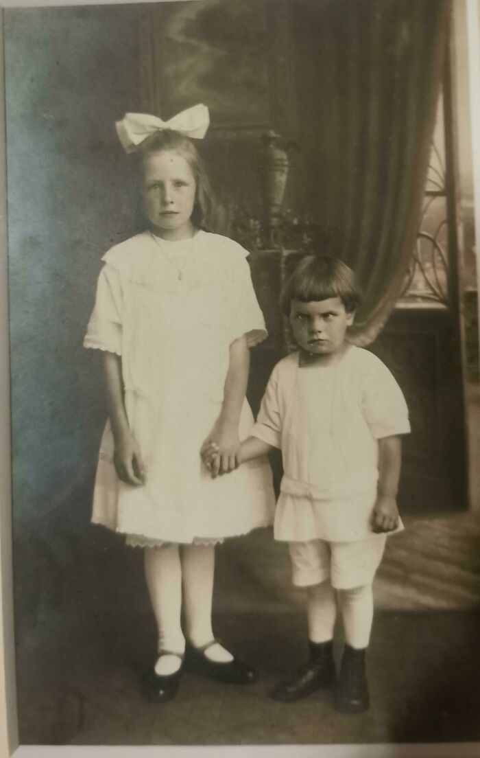  Mi abuelo y su hermana, 1946
