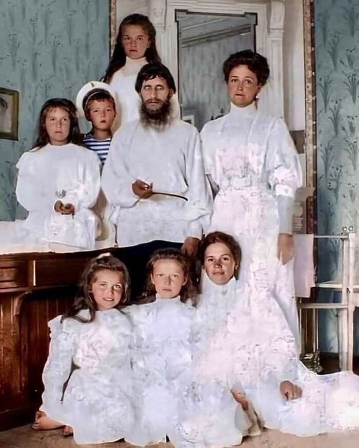Foto coloreada de Rasputín junto a la zarina Alexandra Fyodorovna, sus hijos y su enfermera, en 1908