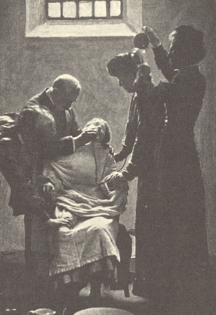 Una sufragista es alimentada a la fuerza en la prisión HM Holloway, en Reino Unido, durante las huelgas de hambre por el sufragio femenino, alrededor de 1911