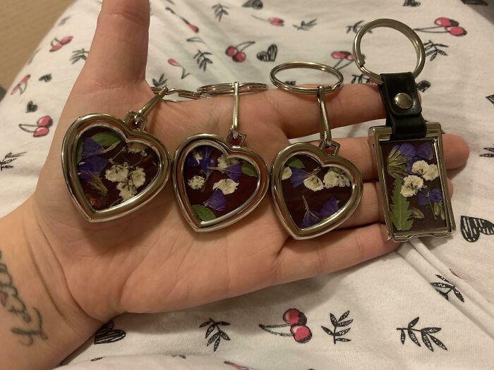 I Saved The Flowers From My Grandma’s Funeral Service, Pressed Her Favorites, And Put Them Inside Of Photo Frame Keychains For Her Daughters And Husband For Christmas