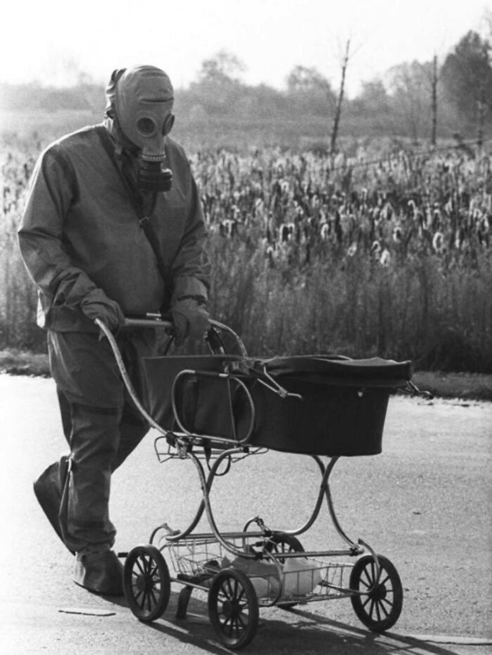 Un bebé, encontrado durante la limpieza por el accidente de Chernóbil, es llevado en un carrito por un liquidador, en 1986