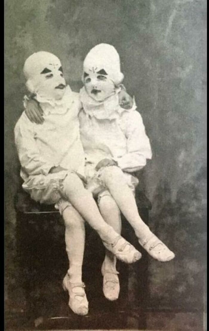 Los gemelos que fueron la inspiración de los gemelos de El hogar de Miss Peregrine para niños peculiares de Tim Burton, cerca de la década de 1900