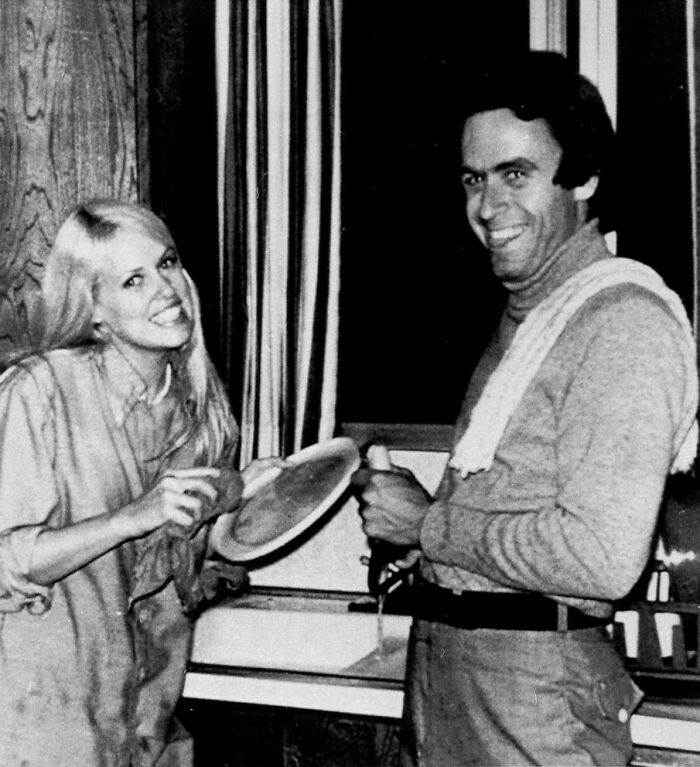 Ted Bundy junto a Carol Bartholomew, ayudándola a lavar los platos luego de una fiesta de cumpleaños, 1975