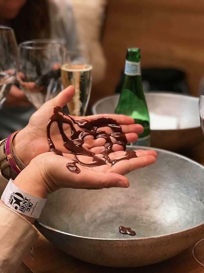 Pie de foto "Un momento de sensaciones" - Chocolate en la mano
