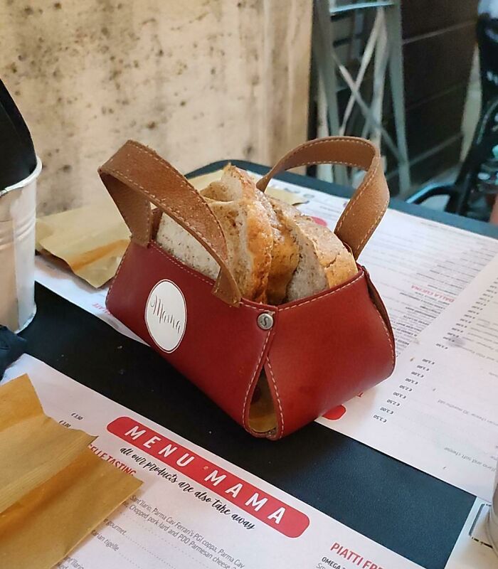 Pan de molde en una bolsa de cuero