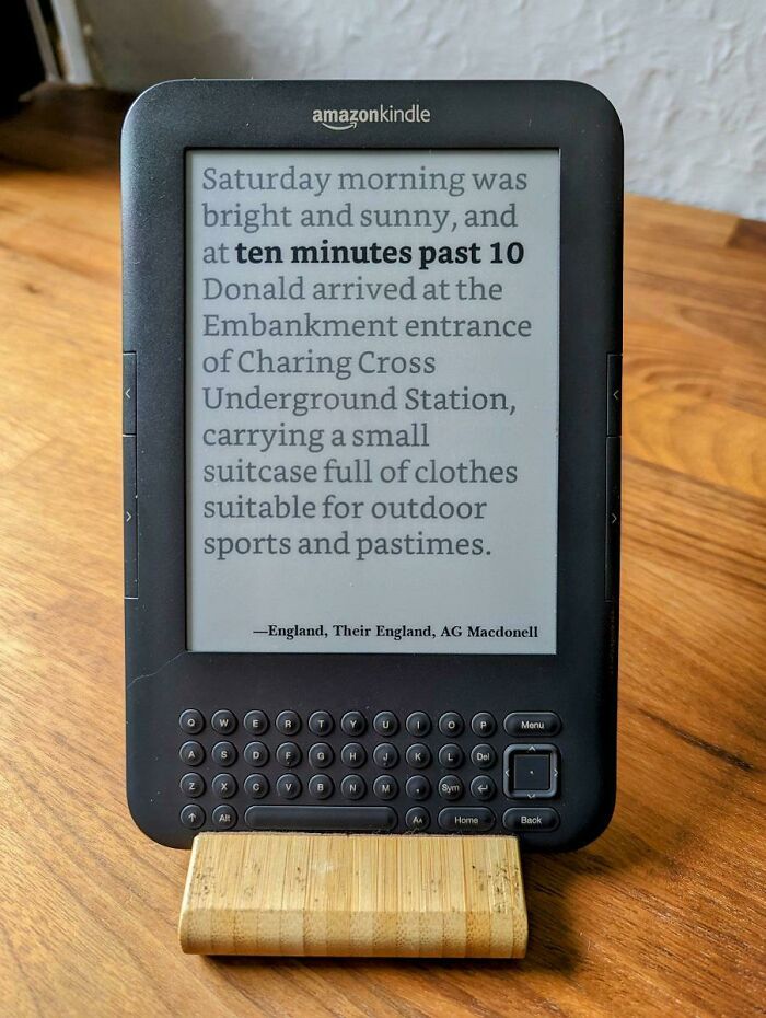 He hecho un reloj con citas literarias a partir de un viejo Kindle: marca la hora con citas de libros reales
