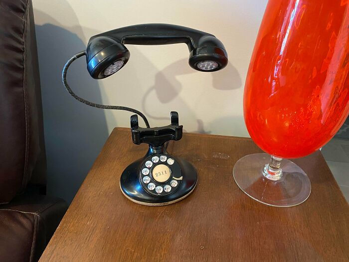 He hecho una lámpara con un teléfono viejo roto. El interruptor es el botón de colgar