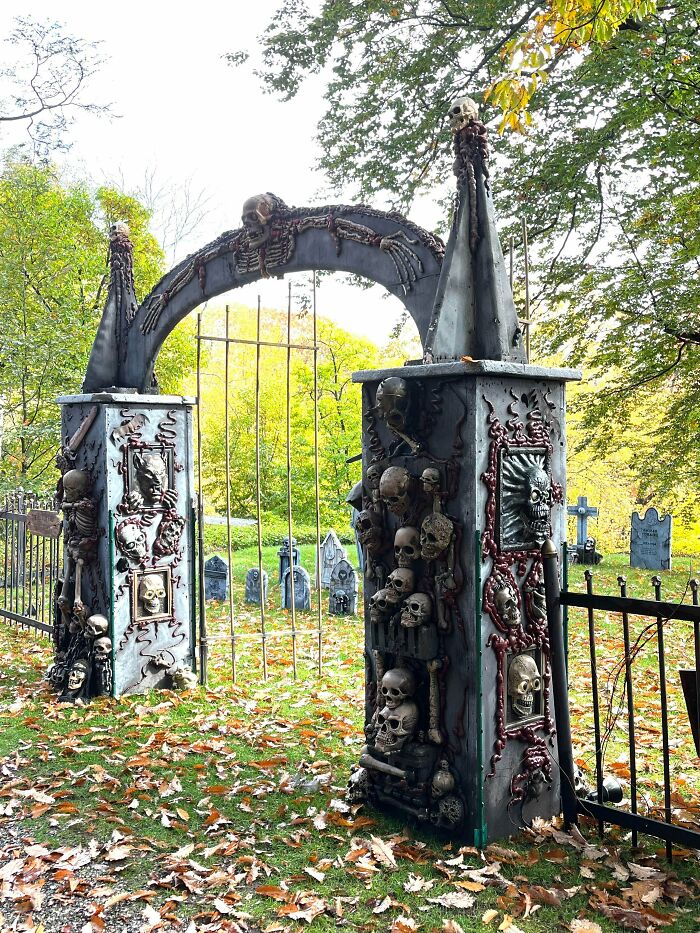 He hecho esta puerta de cementerio con espuma aislante, esqueletos de plástico, espuma en spray y pintura