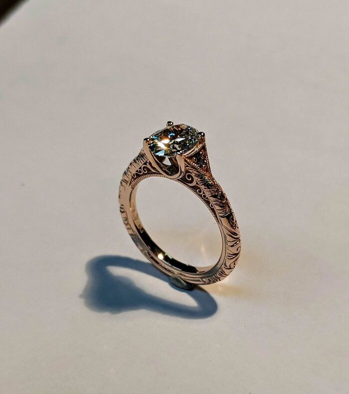 Hice este anillo de compromiso de oro rosa de 14 quilates, con un diamante cultivado en laboratorio y dos zafiros morados de comercio justo
