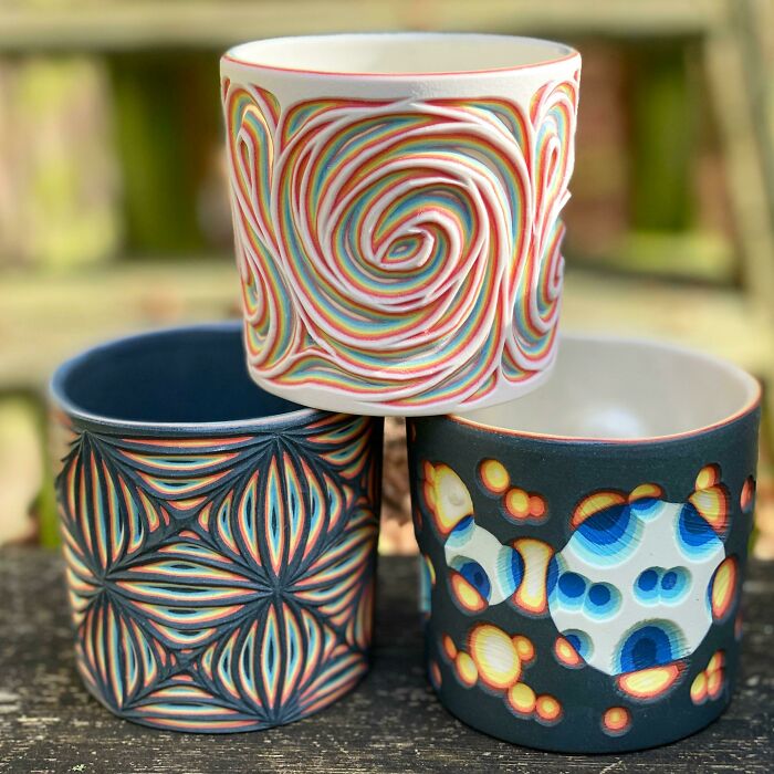 Diseños tallados a mano en porcelana de colores. Recién salidos del horno