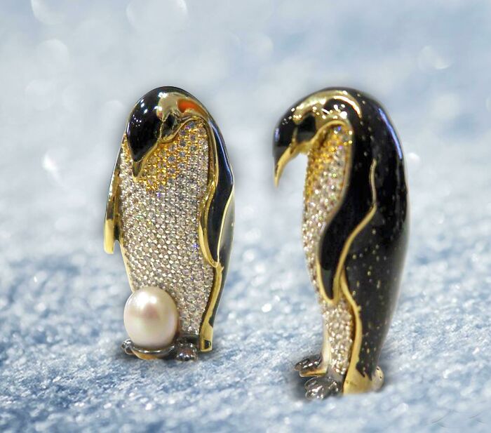 Colgantes de oro de 14 quilates de pingüino macho y hembra que he diseñado. El que tiene el huevo es un macho