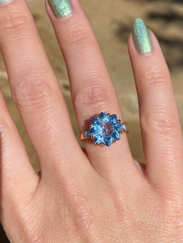 Este fue el anillo de mi bisabuela que hizo su camino a mí. Su topacio azul y diamante. ¿Alguien ha visto alguna vez una piedra preciosa cortada como esta?