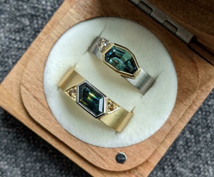 Rompiendo el molde de los "anillos de hombre": nuestros anillos de compromiso hechos a mano con zafiros australianos Parti y diamantes Argyle engastados en oro bicolor de 18 quilates