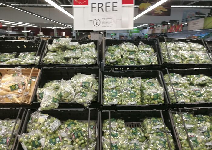 Local Supermarket Giving Away All Its Unsold Christmas Veg For Free To Cut Down On Food Waste