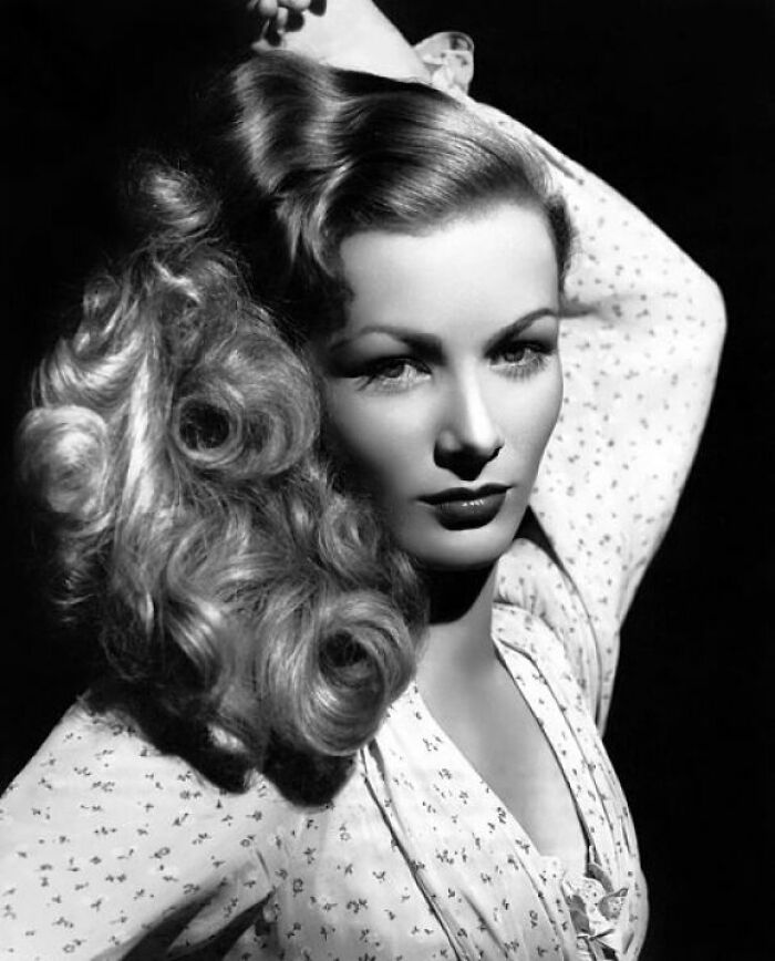 Black and white picture of Veronica Lake posing