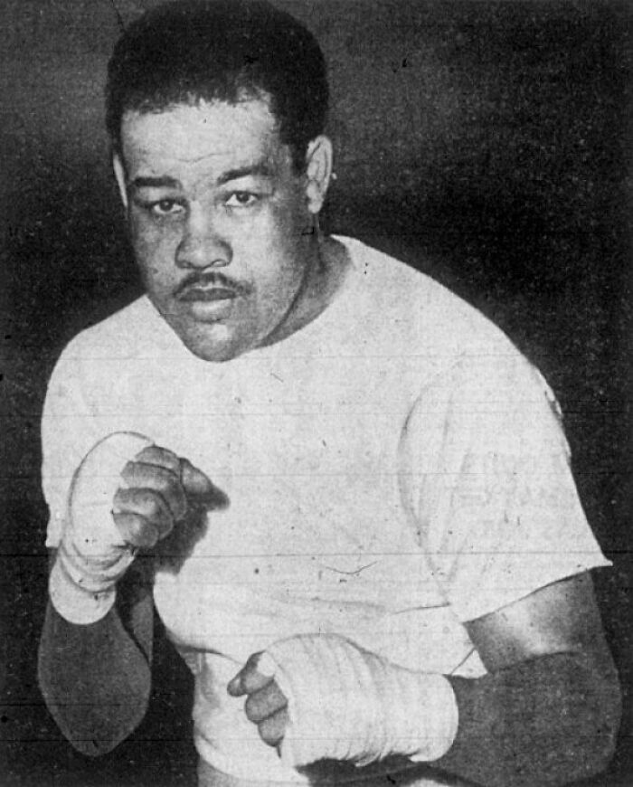 Black and white picture of Joe Louis posing