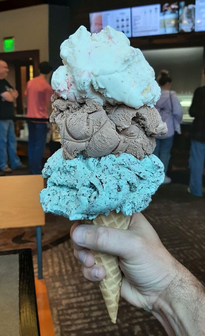 Un cono de helado tamaño “mediano”