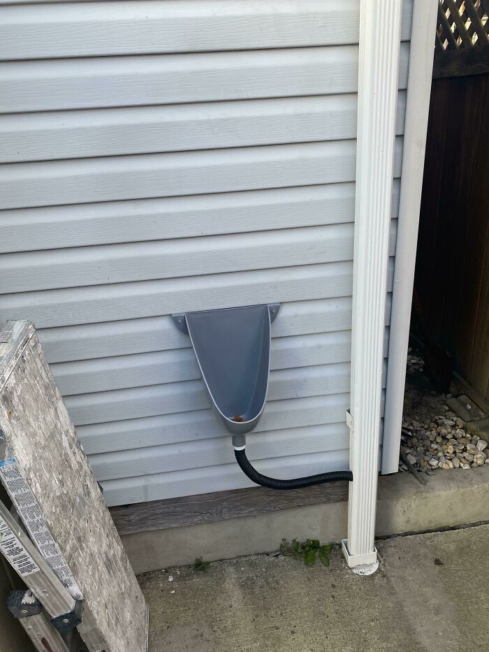 El novio de mi madre hizo un urinal exterior para no tener que ir hasta la valla 