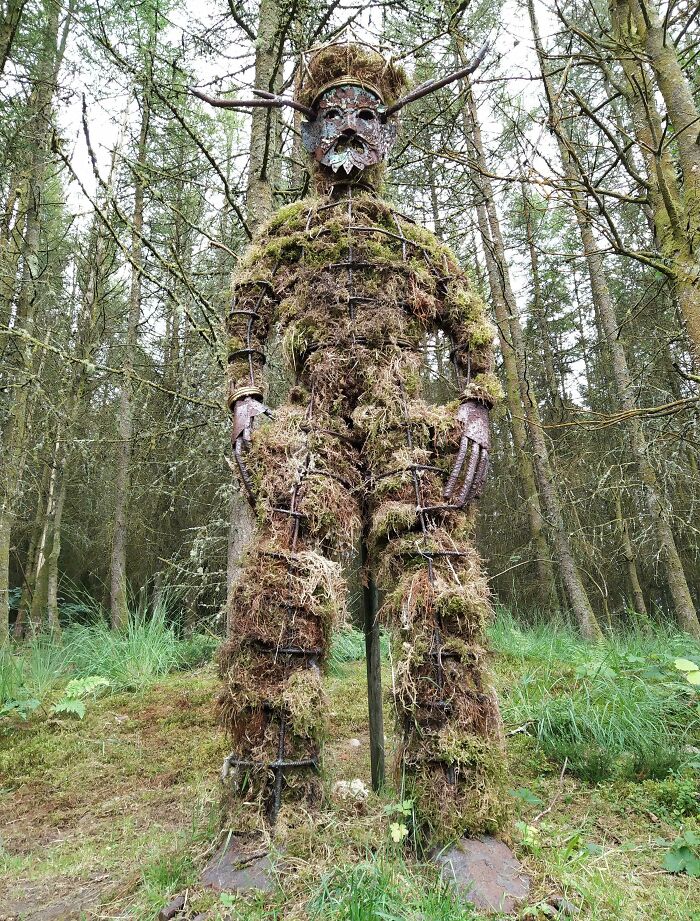 Este tipo que encontré en el bosque, de unos 3 metros de altura...