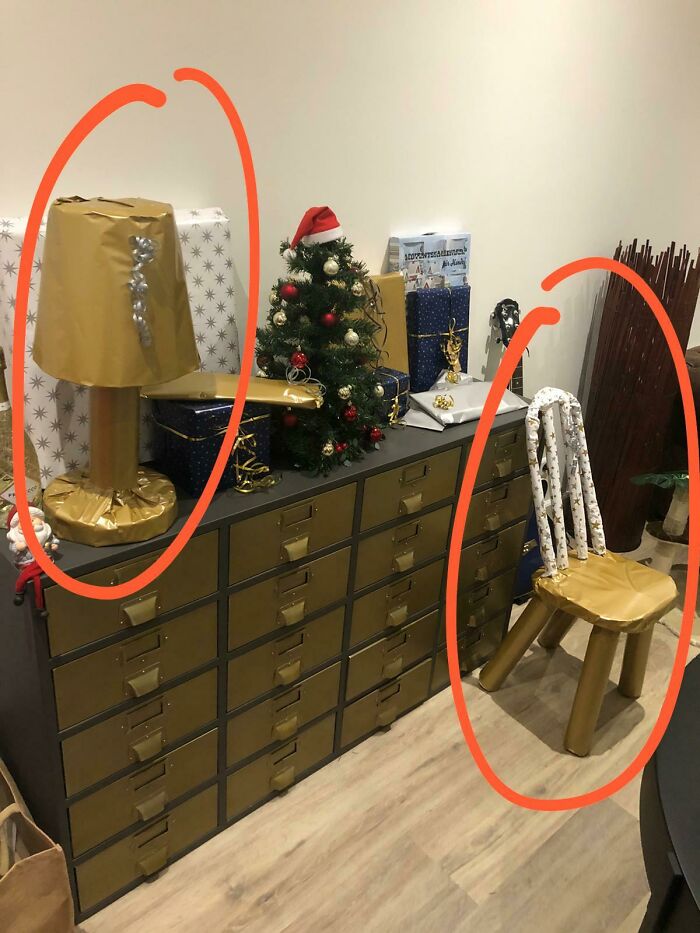Mi amigo terminó de envolver los regalos para su mujer. El de la izquierda es un perfume y el de la derecha es un suéter 