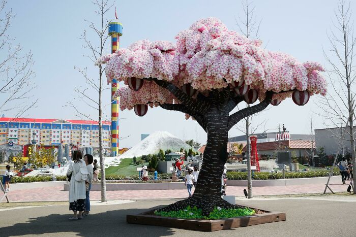 Legoland Japan Has Set A New Guinness World Records Title After Building A Life-Size Sakura Tree Using Over 800,000 LEGO Bricks