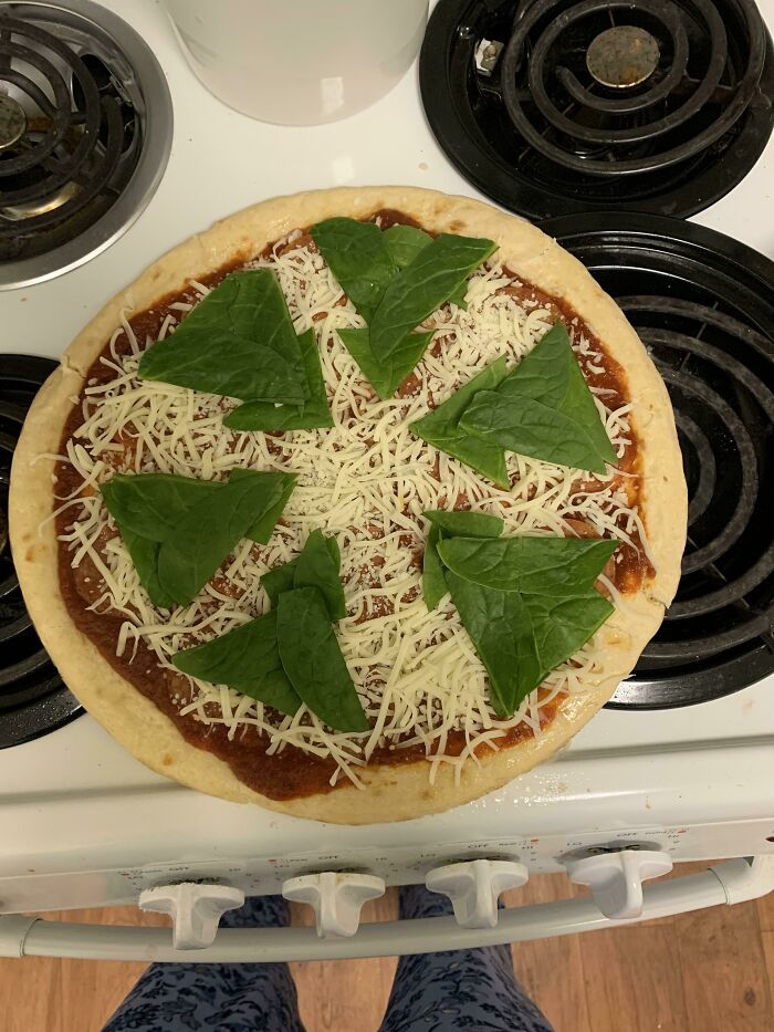 I’d Just Like To Show Off My Christmas Pizza Before It Gets Fucked Up In The Oven 🙃