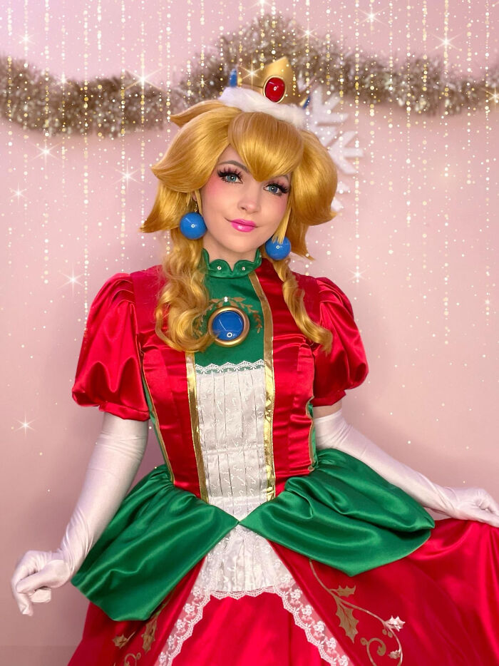 Christmas Princess Peach Cosplay