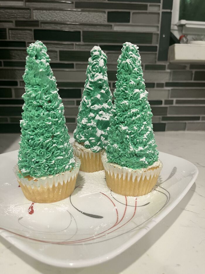 Christmas Tree Cupcakes!! Happy Holidays/New Year