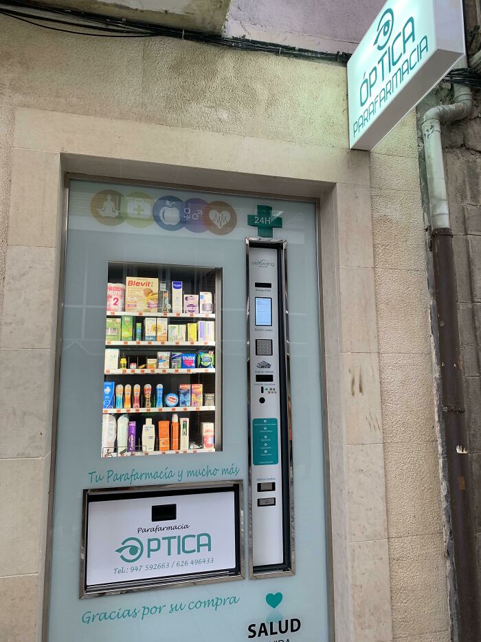 Pharmacy In Spain Has A 24-Hour Vending Machine Outside For When It Is Closed