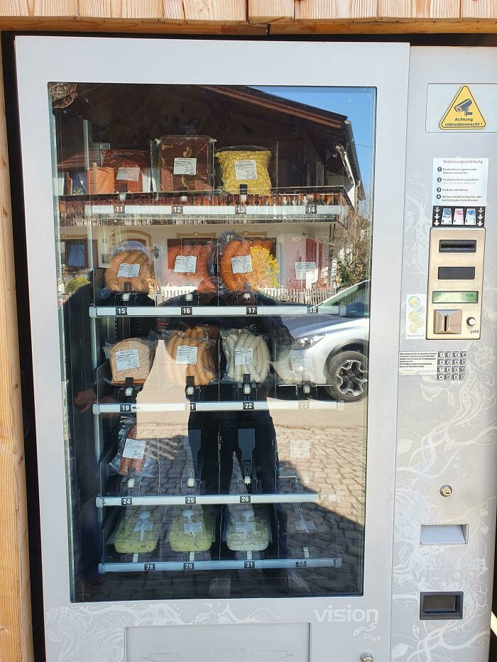 Esta carnicería tiene una máquina expendedora para las horas en las que cierran 